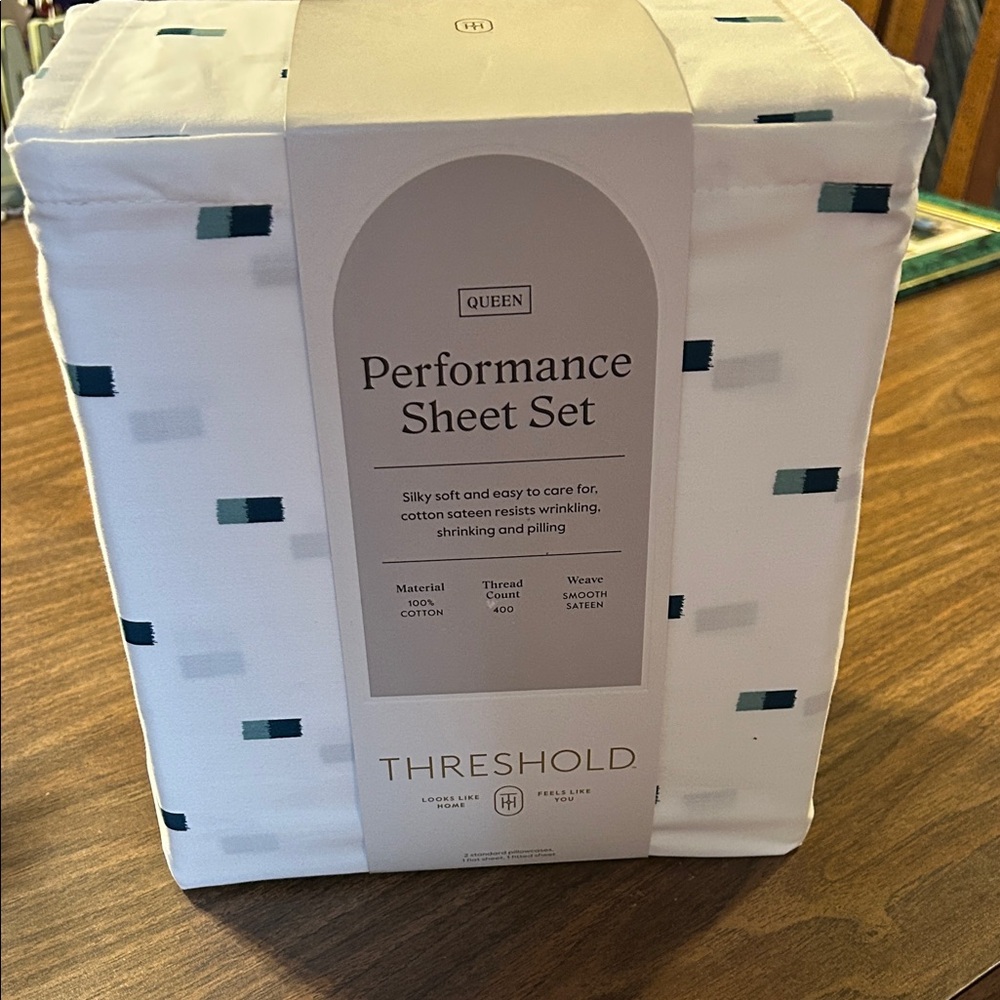 Threshold Queen Performance Sheet Set in White with Teal and Gray Blocks